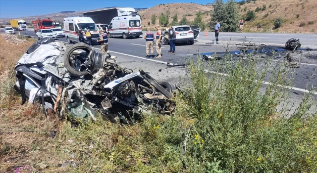 Erzincan’da iki aracın çarpışması sonucu 3 kişi öldü, 4 kişi yaralandı