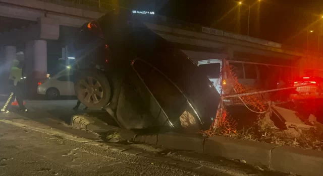 Sivas’ta hafif ticari araçla araba çarpıştı, 5 kişi yaralandı