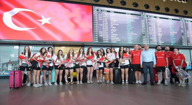 Avrupa şampiyonu 20 Yaş Altı Kadın Milli Voleybol Takımı yurda döndü