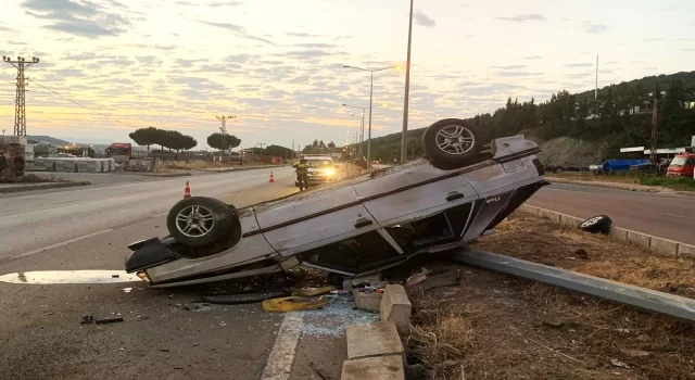 Amasya’da aydınlatma direğine çarpan otomobildeki 4 kişi yaralandı