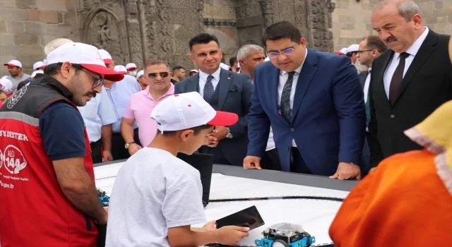 Erzurum’da devlet korumasındaki çocuklar sanat ve bilim sergisi açtı