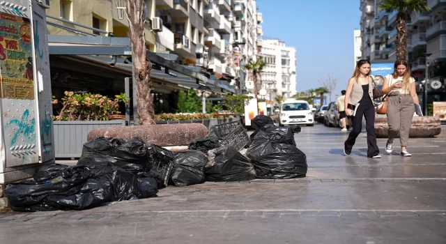 İzmir’de belediye çalışanlarının iş bırakması sonrası kent merkezinde çöp yığınları oluştu