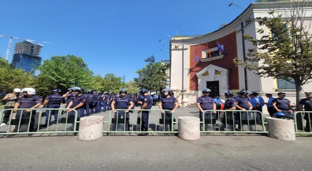 Arnavutluk’ta Belediye Başkanı Veliaj’a istifa çağrısı içeren protestolar sürüyor