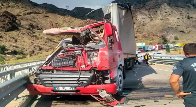 Erzurum’da bariyerlere çarpan tırın sürücüsü hayatını kaybetti