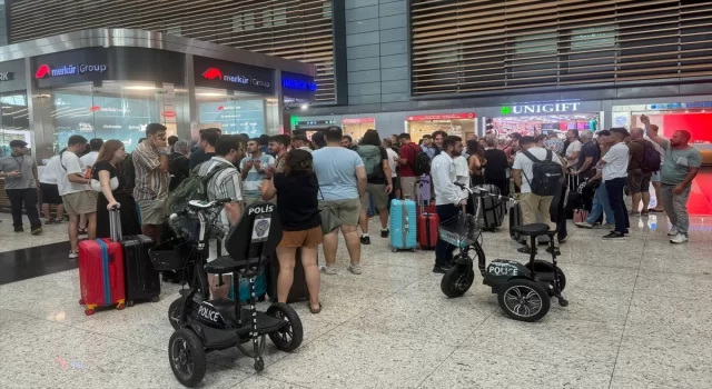 İstanbul’da seferleri iptal edilen yolculardan Karadağ hava yolu şirketini protesto 