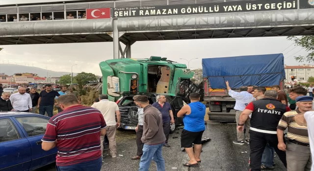 Afyonkarahisar’da meydana gelen zincirleme trafik kazasında 2 kişi öldü, 12 kişi yaralandı