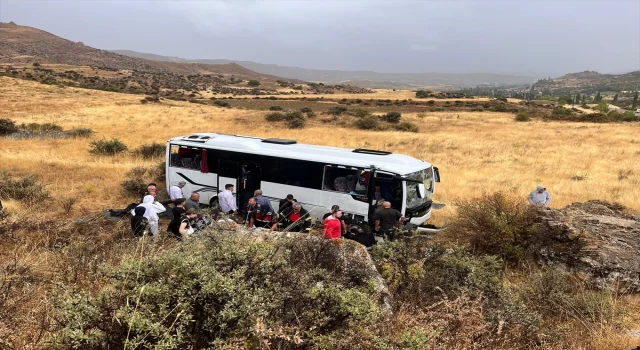 Sivas’ta midibüsün devrildiği kazada 16 kişi yaralandı