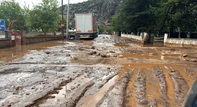 Antalya’nın Elmalı ilçesinde sağanak etkili oldu 