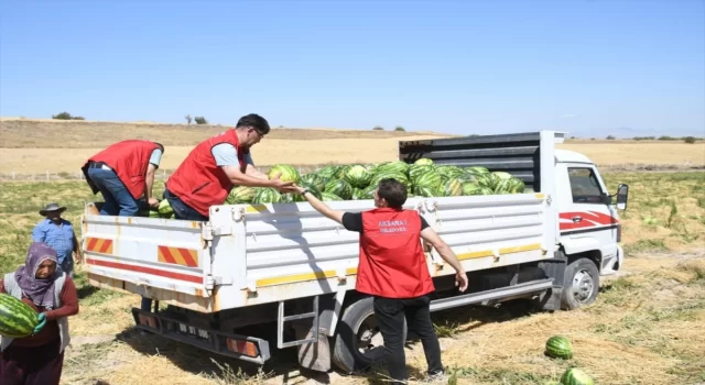 Aksaray Belediyesi, üreticilerden aldığı 80 ton karpuzu sürücülere ve vatandaşlara ikram etti