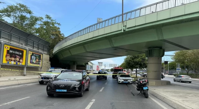 Bakırköy’de üst geçide çarpan tır devrildi