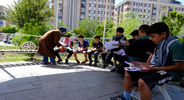 Van’da çocuklar Gazze’deki akranları için mektup yazdı, bağışta bulundu