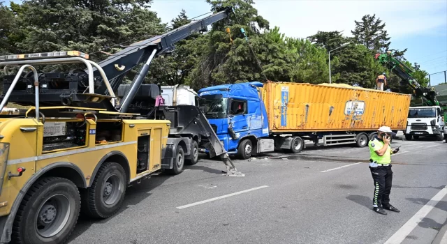 GÜNCELLEME  Bakırköy’de üst geçide çarpan tırın devrilmesi sonucu 6 kişi yaralandı