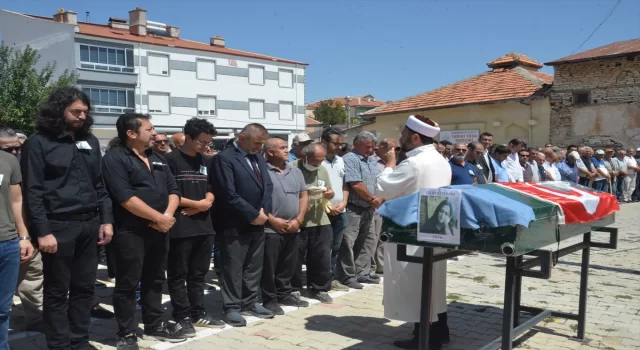 Mersin’de öldürülen kadın öğretmenin cenazesi Karaman’da toprağa verildi