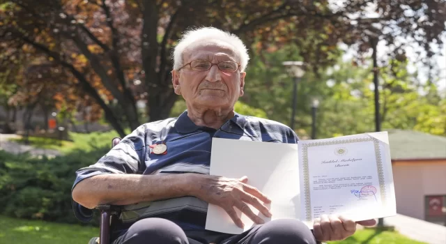 Kurtuluş Savaşı gazisinin İstiklal Madalyası oğluna teslim edildi