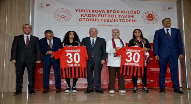 Milli Savunma Bakanı Güler, Hakkari’de kadın futbol takımına otobüs teslim töreninde konuştu: