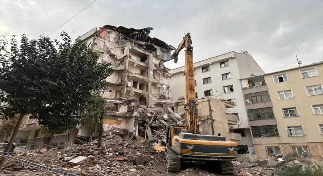 Bahçelievler’de yıkımı yapılan binadan kopan molozlar arkadaki apartmana zarar verdi 