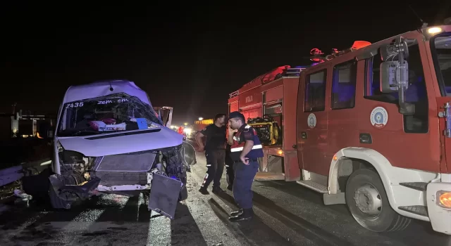 Antalya’da tır ile çarpışan minibüsün sürücüsü yaralandı