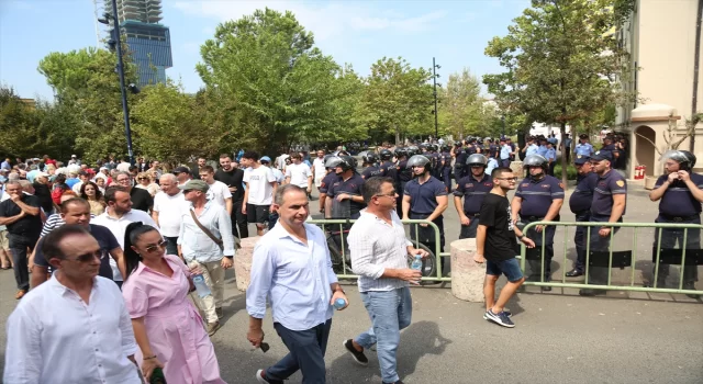 Arnavutluk’ta Belediye Başkanı Veliaj’ın istifası talebiyle yapılan protestolar sürüyor