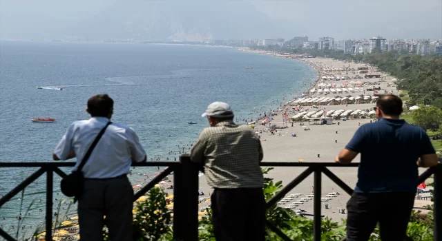 Antalya’da sıcaktan ve nemden bunalanlar sahilleri doldurdu