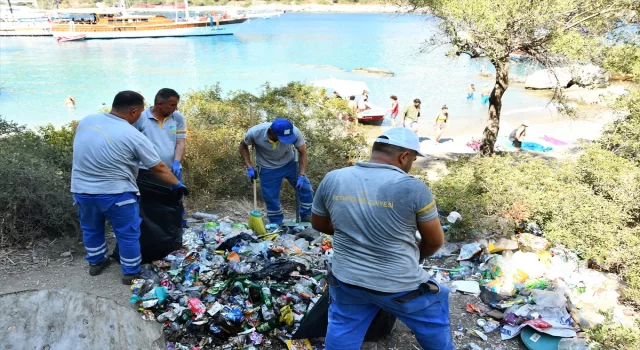 Fethiye’de deniz kenarından 50 torba çöp toplandı