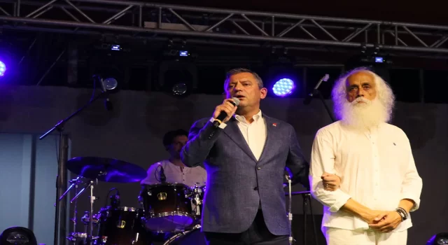 CHP Genel Başkanı Özel, Aydın’da konser veren Suavi’yi dinledi: