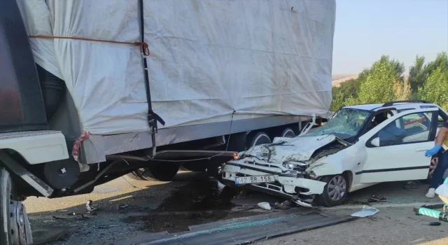 Konya’da kamyona çarpan otomobildeki 3 kişi öldü, 2 kişi ağır yaralandı