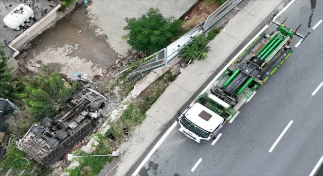 Başakşehir’de virajı alamayan kamyonet bahçeye düştü 