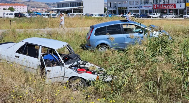 Çorum’da çarpışan iki otomobildeki 4 kişi yaralandı