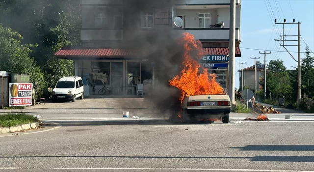 Samsun’da seyir halindeyken yanan araba kullanılamaz hale geldi