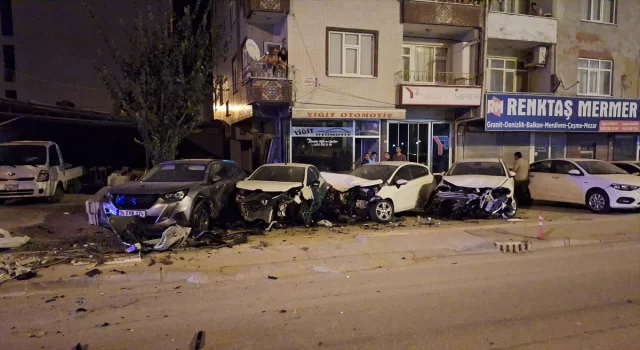 Samsun’da alkollü sürücü galerinin önündeki 5 araca ve trafoya çarparak durdu