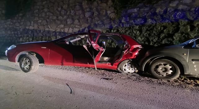 Karabük’te hafif ticari araç ile otomobilin çarpıştığı kazada 4 kişi yaralandı