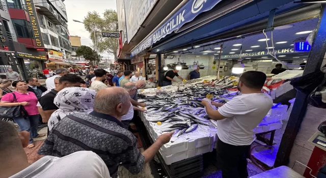 Samsun’da hamsinin kilogramı 200, palamudun tanesi 50 liradan satılıyor