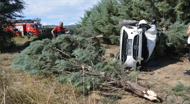 Uşak’ta şarampole devrilen otomobildeki anne ve ikiz bebekleri yaralandı