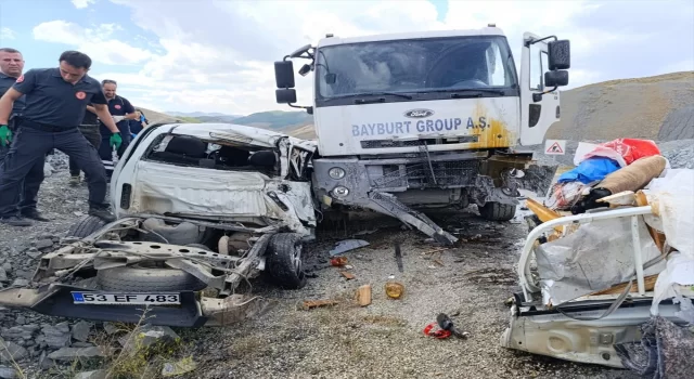 Erzurum’da hafriyat kamyonu ile pikabın çarpıştığı kazada 3 kişi öldü, 2 kişi yaralandı