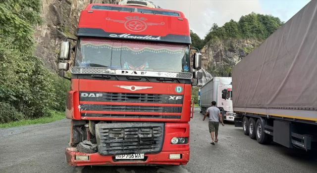 Artvin’de üzerine kaya parçaları düşen park halindeki 2 tır zarar gördü