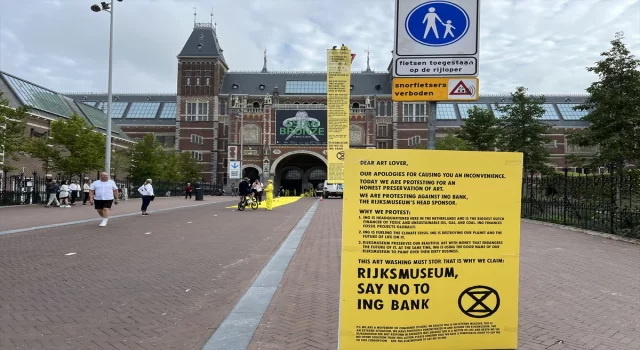 Amsterdam’da iklim aktivistleri, Hollanda’nın en büyük müzesi Rijksmuseum’un girişini kapattı