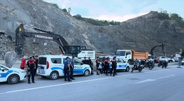 Samsun’da taş ocağındaki patlatma sırasında fırlayan taşlar araçlara çarptı, 4 kişi yaralandı