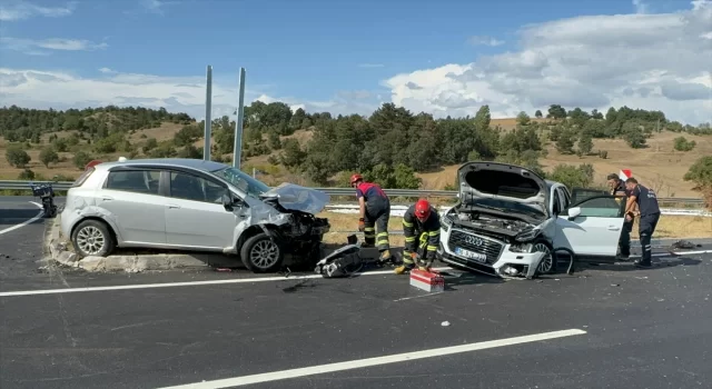 Bilecik’te iki otomobilin çarpıştığı kazada 5 kişi yaralandı