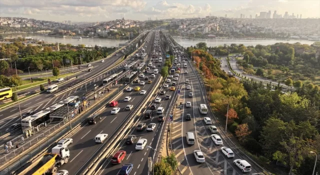 İstanbul’da yeni eğitim öğretim yılının ilk gününde trafik yoğunluğu oluştu