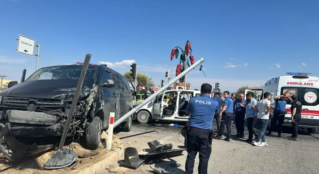 Gaziantep’te minibüs ile hafif ticari aracın çarpıştığı kazada 4 kişi yaralandı