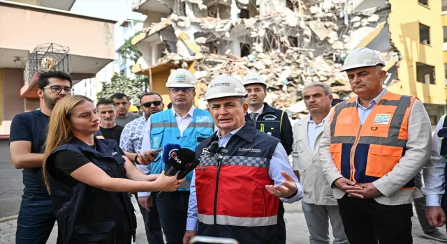 Büyükçekmece’de yıkımına başlanan riskli binanın betonundan deniz kabukları çıktı