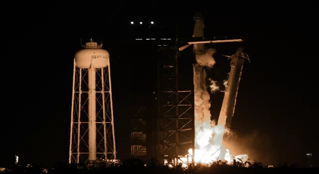 SpaceX, ilk özel uzay yürüyüşü için Falcon 9 roketini fırlattı