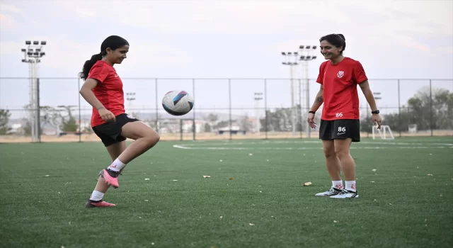 FOMGET’in genç kadın futbolcuları ”aile desteği”nin önemini anlattı