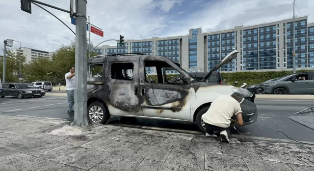 Kartal’da park halindeki hafif ticari araç yandı