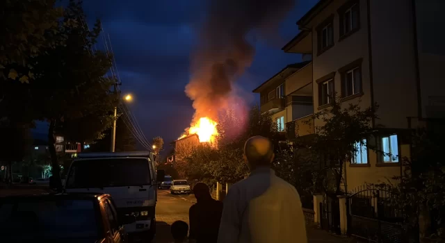 Bolu’da yıldırım isabet eden apartmanın çatısında çıkan yangın söndürüldü