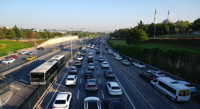 İstanbul’da haftanın son mesai gününde trafik yoğunluğu yaşanıyor