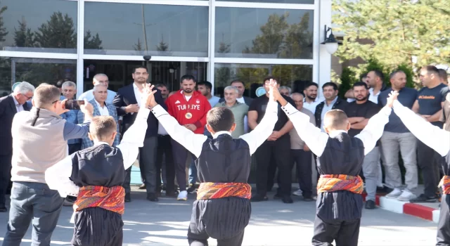 Paralimpik Oyunları şampiyonu judocu İbrahim Bölükbaşı, memleketi Erzurum’da çiçeklerle karşılandı