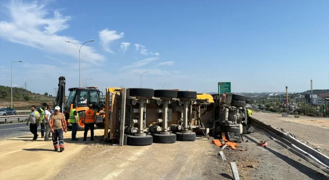 Pendik’te devrilen kamyonun sürücüsü yaralandı