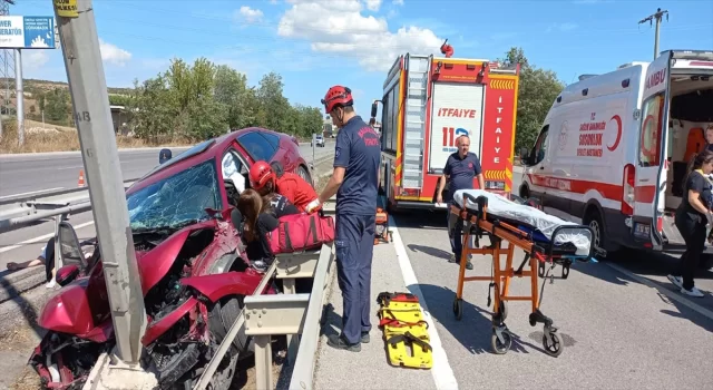 Balıkesir’de aydınlatma direğine çarpan otomobilin sürücüsü öldü, yanındaki 2 kişi yaralandı