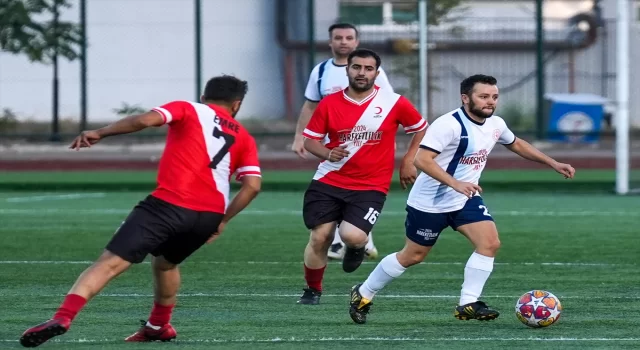 Türk Kızılayı, sporda ilk yardıma dikkati çekmek için futbol maçı düzenledi